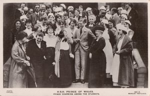 O Príncipe de Gales (mais tarde Rei Eduardo VIII), com um grupo de alunas (foto a p/b) de English Photographer
