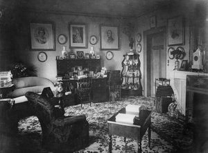 A sala de estar do Queens, Villa Hohenlohe, Baden-Baden, final dos anos 1860 de English Photographer
