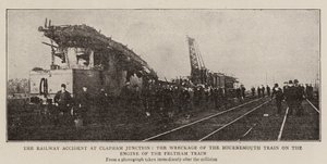O acidente ferroviário na junção de Clapham, os destroços do trem de Bournemouth no motor do trem de Feltham de English Photographer