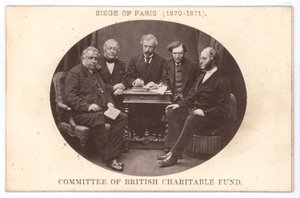 O comité do Fundo de Caridade Britânico, assistindo os pobres durante o Cerco de Paris (1870-1871) (foto a p/b) de English Photographer