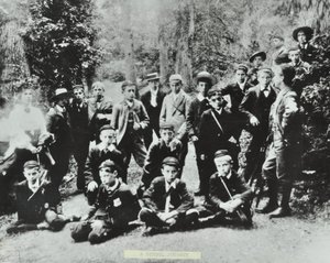 A primeira jornada escolar do London School Board. Crianças da Escola Superior de Bell Road, Peckham visitam uma mina de carvão na Floresta de Dean em 1896 de English Photographer