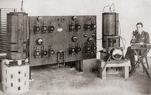 O primeiro transmissor de transmissão operado na Grã-Bretanha, instalado em Marconi Works, Chelmsford, em 1919 e 1920, de The Story of Twenty Five Years, publicado em 1935 de English Photographer