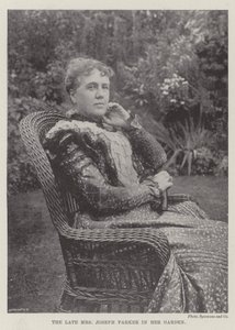 A falecida Mrs Joseph Parker em seu jardim de English Photographer