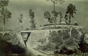A volta em Agony Point, em Tindharia, na ferrovia do Himalaia de Darjeeling, década de 1880 (impressão de albume) de English Photographer