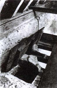 Os sacerdotes escondendo buraco em uma escadaria em Sawston Hall projetado e feito pelo jesuíta mártir e santo, Nicholas Owen, c.1935 de English Photographer