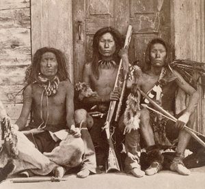 Três Braves Indianos, fotografados pelos Engenheiros Reais no Quadragésimo Nono Paralelo (foto sépia) de English Photographer