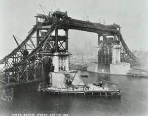Tower Bridge em construção, 1892 de English Photographer