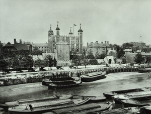 Torre de Londres, Tower Hill: rom o rio, 1895 de English Photographer