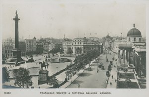 Trafalgar Square e a National Gallery, em Londres de English Photographer