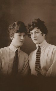 Duas jovens mulheres eduardianas com gravatas (fotografia a preto e branco) de English Photographer