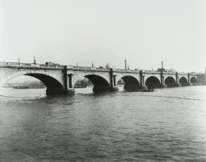 Ponte de Waterloo: vista da margem norte, 1895 de English Photographer