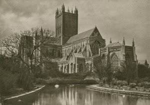 Catedral de poços, da piscina do cisne de English Photographer
