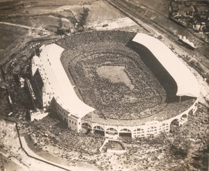 West Ham United vs Bolton Wanderers, o primeiro jogo de futebol a ser disputado no novo estádio de Wembley, em 1923 de English Photographer