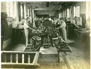 Sala de enrolamento, fábrica Hughes nº 2, 1923 de English Photographer