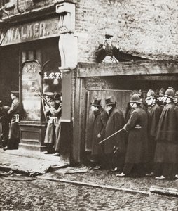 Winston Churchill durante o cerco de Sydney street, Londres 1911 (fotografia a preto e branco) de English Photographer