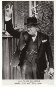 Winston Churchill a fazer o sinal da vitória no exterior do nº 10 de Downing Street, 5 de junho de English Photographer