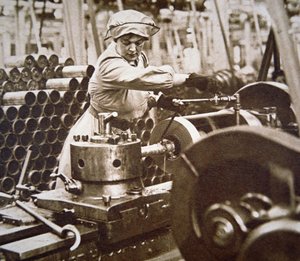 Trabalhadora em uma fábrica de munições na Grã-Bretanha durante a Primeira Guerra Mundial (foto a p/b) de English Photographer