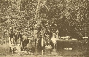 Mulheres lavando roupas em um rio, Serra Leoa (foto a p/b) de English Photographer