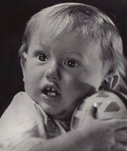 Não pode: retrato de uma criança a segurar protectoramente uma bola (fotografia a preto e branco) de English Photographer