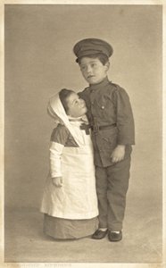 Menina e menino na 1ª Guerra Mundial (foto a p/b) de English Photographer