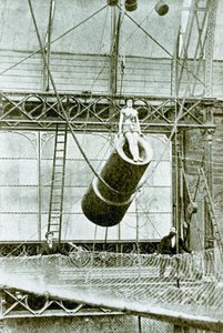 Zazel, que em 1877 recebeu £ 100 por semana para ser baleado de um canhão de English Photographer