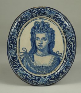 Uma placa de retrato real oval Delft em azul e branco da Rainha Anne, provavelmente Londres, c.1705 de English School