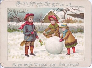 Um postal de Natal vitoriano com três crianças a brincar com uma grande bola de neve, c.1880 (litografia a cores) de English School