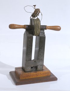 Um indutor bruto com o qual Michael Faraday (1791-1867) descobriu a lei da indução de English School