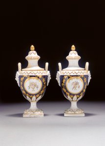 Um par de vasos em forma de urna Chelsea-Derby de duas alças e duas tampas, c.1775 de English School