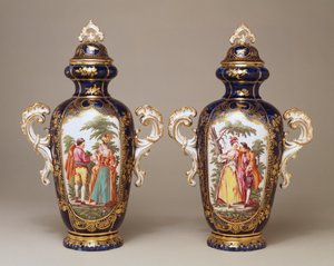 Um par de vasos e tampas oviformes cônicas com fundo azul Chelsea retratando amantes entre árvores, c.1765 de English School