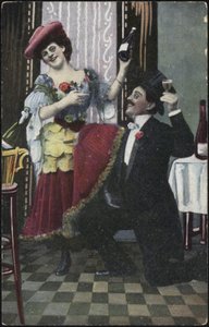 Um casal bem vestido retratado rindo de English School