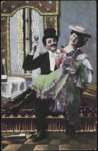 Um casal bem vestido retratado rindo de English School