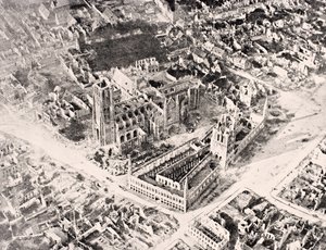 Vista aérea de Ypres em 1915 após a primeira e segunda batalhas de Ypres, de &39;The War Illustrated Album deLuxe&39;, publicado em Londres, 1916 de English School