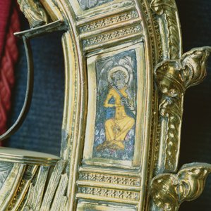 Anjo tocando flauta, detalhe do crozier de Guilherme de Wykeham (c.1320-1404) (prata dourada e esmalte champleve) (ver 205100-32)