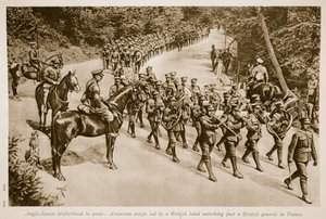 Irmandade anglo-saxônica em armas: tropas americanas lideradas por um bando britânico marchando além de um general britânico na França, 1914-19 de English School