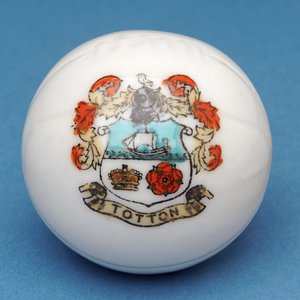 Miniatura de lembrança armorial com transferência da crista de Totton (cerâmica) de English School