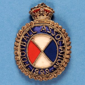 Distintivo da Football Assocation, 1898 (pano e fio de ouro) de English School