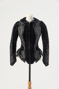 Casaco de veludo preto bordado com seda preta aplicada e contas de metal, final da década de 1890 (veludo) de English School