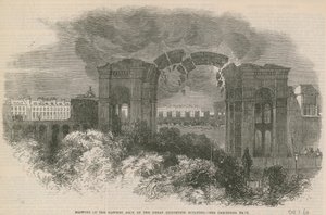 Explodindo o arco oriental do Grande Edifício de Exposições de English School