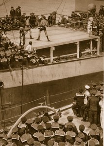 Competição de boxe a bordo de um navio de guerra, com a tripulação de um segundo navio como espectadores adicionais, 1914-19 de English School