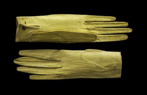 Luvas amarelas brilhantes na altura do pulso. c.1820 (couro de pele de criança) de English School