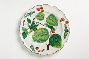 Chelsea prato decorado com ilustração botânica de nozes, insetos e folhas, 1755 (porcelana)
