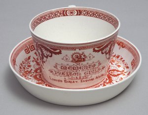 Chávena comemorativa e pires lendo uma lembrança de Preston Guild 1882, Minton, Inglaterra, c.1882 (barro) de English School