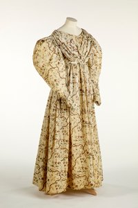 Vestido estampado com desenho de flores e galhos em tecido creme com padrão de grade na trama, c.1830-35 (algodão) de English School