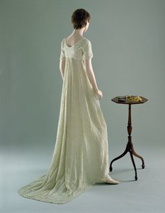 Vestido de noite, 1800 (musselina de algodão e contas de vidro) de English School