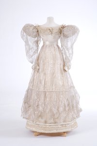 Vestido de noite, 1829 (seda e gaze tecido) de English School