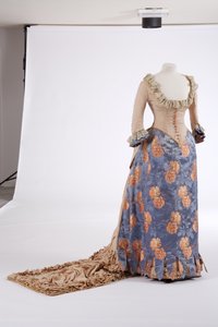 Vestido de noite, 1880 (seda tecida, seda com nervuras e brocado) de English School