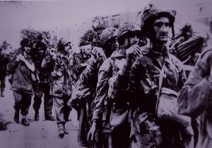 Pára-quedistas britânicos exaustos feitos prisioneiros pelos alemães, Batalha de Arnhem de English School