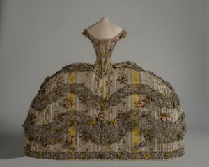 Boneca da moda de Mântua de English School