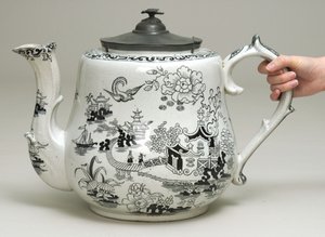 Bule gigante com design de transferência preto (louça de barro) de English School